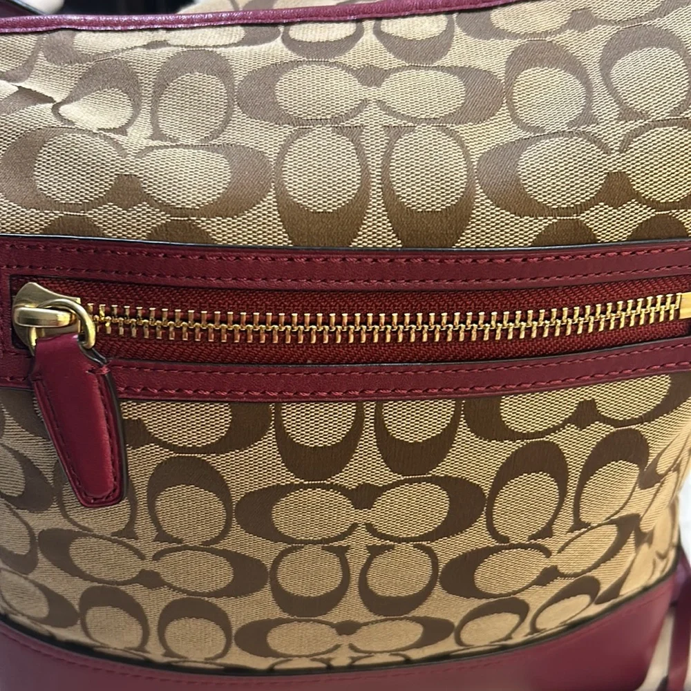 Coach adjustable strap bucket bag EUC! - Picture 12 of 17